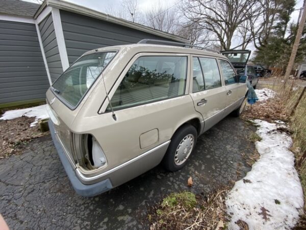 Parting Out 1991 Mercedes-Benz 300TE (W124 Wagon) - Image 2