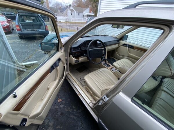 Parting Out 1991 Mercedes-Benz 300TE (W124 Wagon) - Image 5