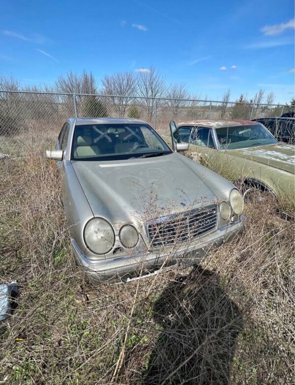 Parting Out 1997 Mercedes-Benz E-Class E320 - Image 2