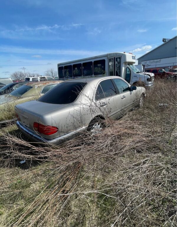 Parting Out 1997 Mercedes-Benz E-Class E320 - Image 3